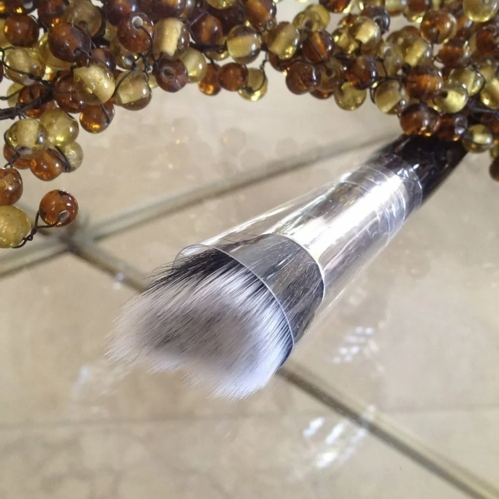 Laura Geller Angled Stippling Brush - BRAND NEW - FULL SIZE.